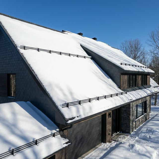 Zasněžená střecha se sněhovými zábranami